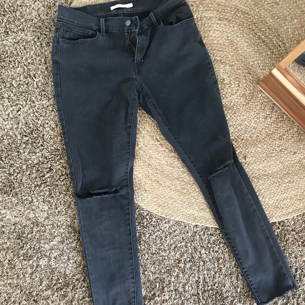 Open knee raw hem Levi’s jeans